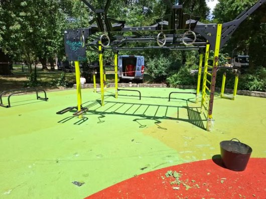 Вандали разрушиха фитнес площадка в Градския парк на Банско