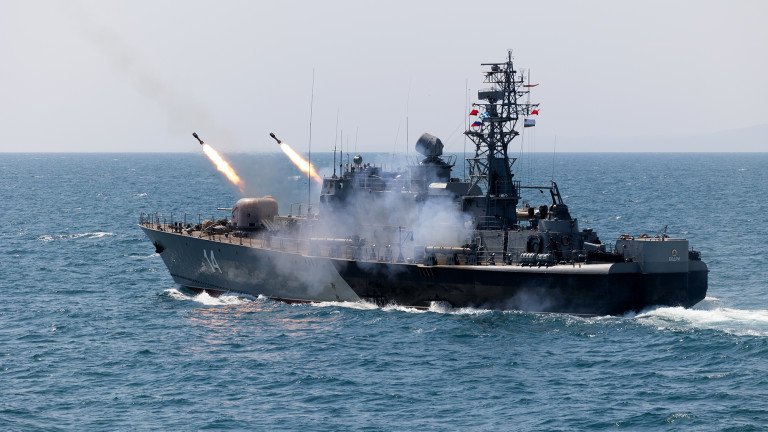 Две важни решения за армията: Нови кораби за ВМС и промени по договора за „Страйкър“