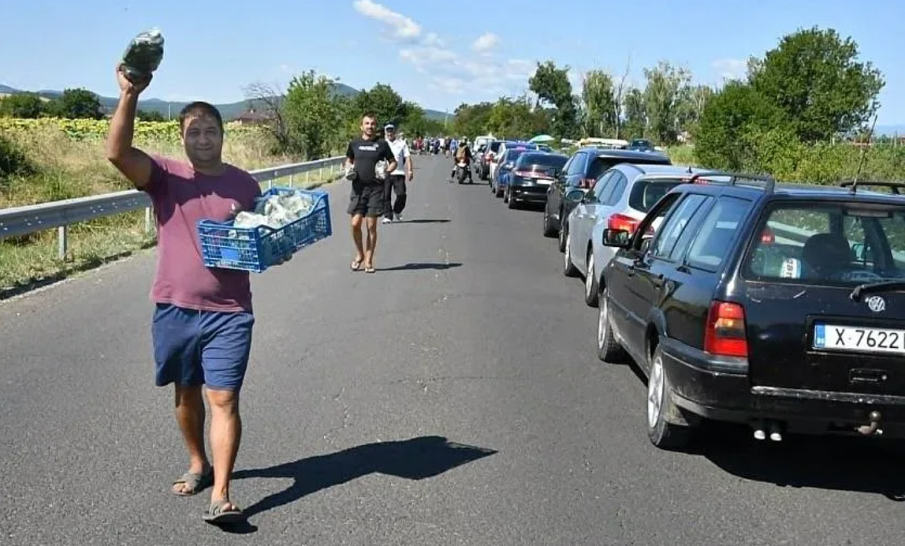 НЕВИЖДАНО: Земеделци черпят с краставици на протест (СНИМКИ)