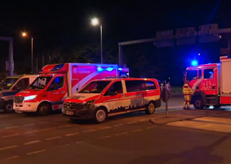 Кола се вряза в гей парада в Берлин