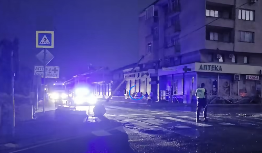 ТЕЖКА НОЩ: Ураганен вятър събори светофар в Кресна, активираха BG-ALERT