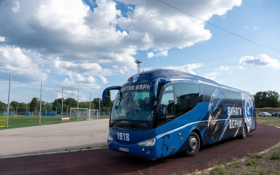Феновете на Спартак (Варна) купиха нов клубен автобус