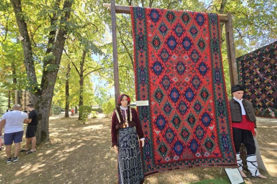 Правнук на Райна Княгиня дари 147-годишен килим на музея в Котел