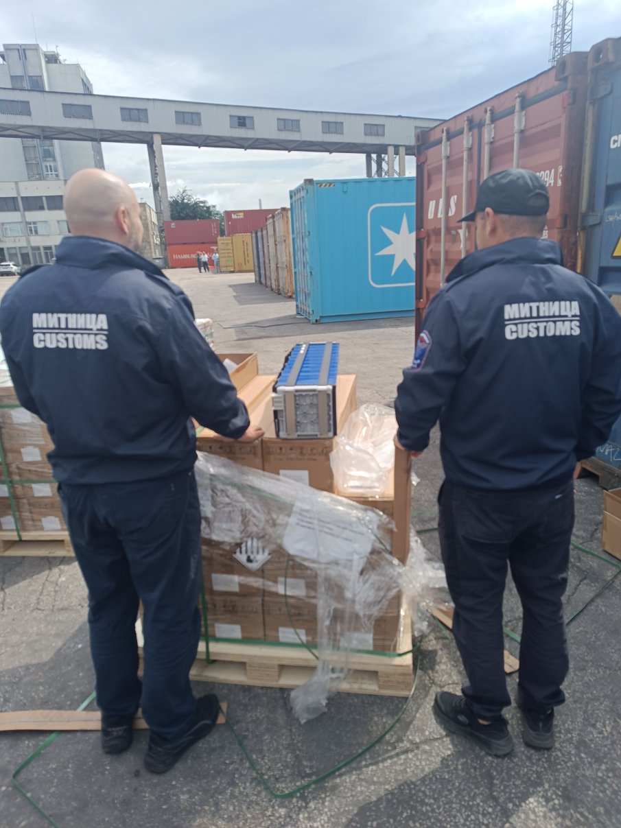 Митничарите задържаха стоки за над 2 млн.щ.д. във връзка с румънско разследване (СНИМКИ)