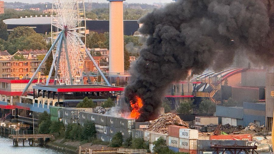 Пожар избухна в завод за рециклиране край Ротердам (ВИДЕО/СНИМКИ)