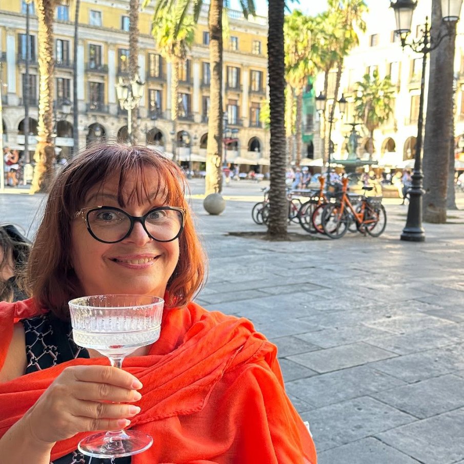 САМО В ПИК И РЕТРО: Миглена Ангелова завъртя бизнес, продава тениски по 50 евро (СНИМКИ)