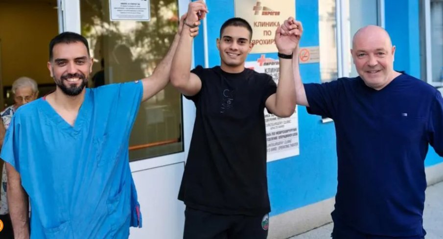 Лекари спасиха 15-годишния Алекси от парализа на всички крайници и опасност за живота