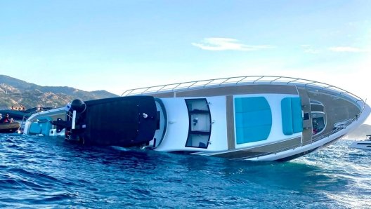 Яхта за над 8 милиона евро потъна край Италия
