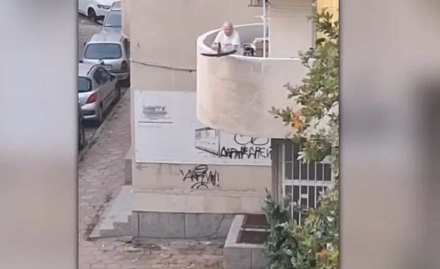НОВА ИДИОТИЯ В ПЛОВДИВ! Мъж стреля с арбалет по минувачи от тераса