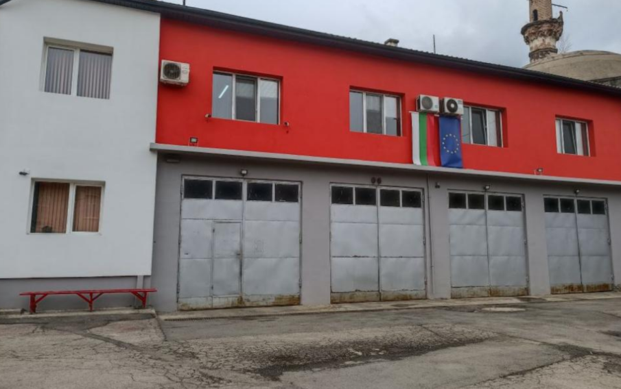 Пожарът край Дупница е овладян, гасенето продължава