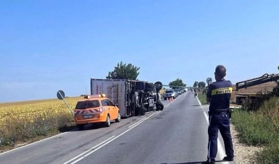Камион блокира пътя между Орешак и Осеново