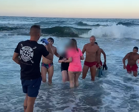 Спасители изтръгнаха от смъртта баща и дете в морето край Созопол (ВИДЕО)