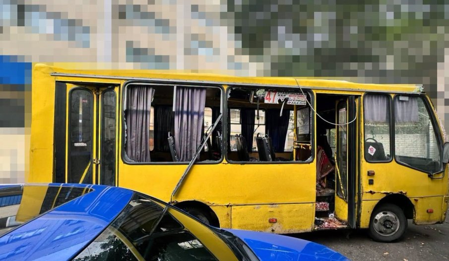 Руснаците удариха с дронове автобус в Херсон, има убити (СНИМКИ 18+)