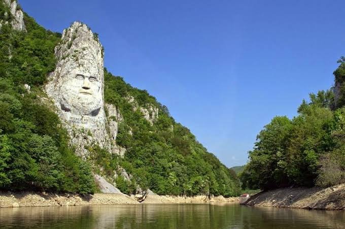 Къде се намира най-високата скална скулптура в Европа