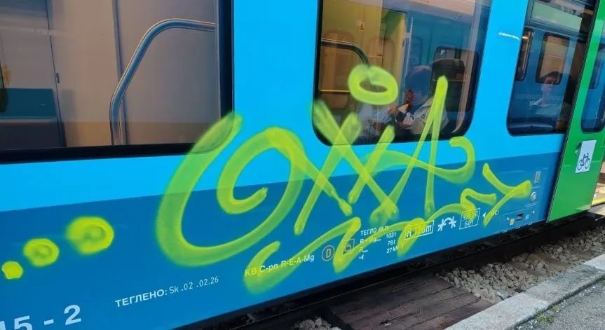 Вандали посегнаха на новите мотриси Шкода дни след пускането им