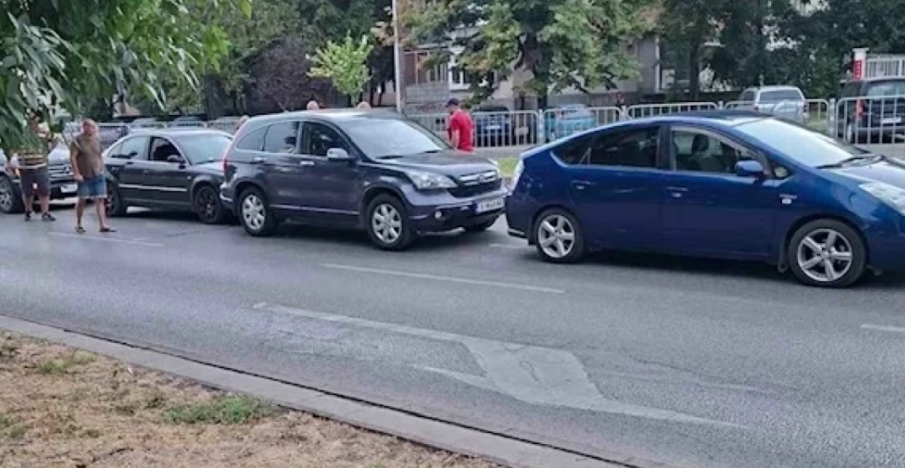 Верижна катастрофа с пет коли затапи ключов булевард в Пловдив