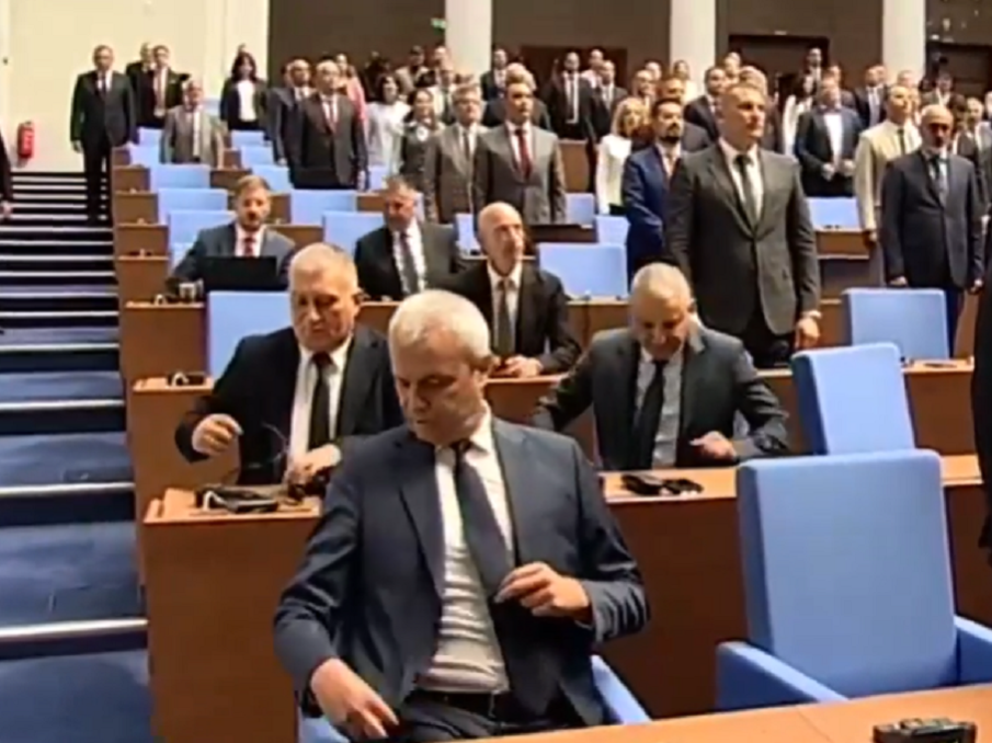 ПЪРВИ СКАНДАЛ В ПАРЛАМЕНТА ЗА НОВАТА СЕСИЯ: Костадинов и Възраждане бойкотираха химна на ЕС