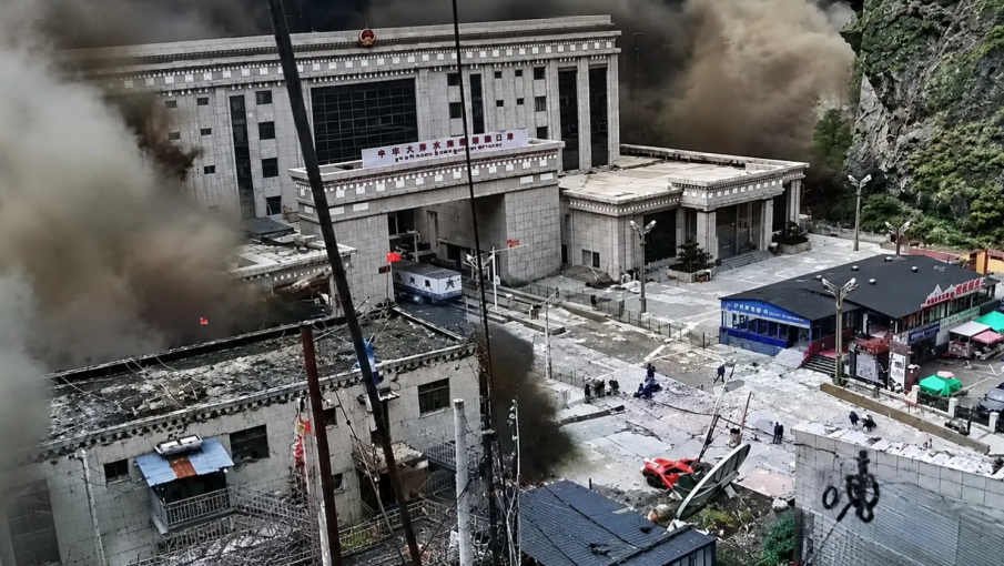 КАТАСТРОФАЛНО НАВОДНЕНИЕ: 341 души са в неизвестност след потопа на границата между Непал и Тибет (ВИДЕО)