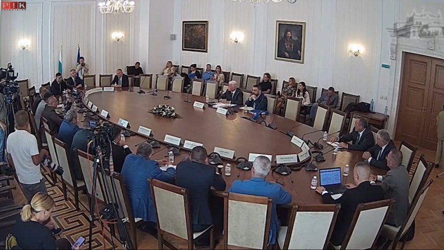 ПРЕМЕРИХА СИ.... ПУШКИТЕ: Пратиха Ивайло Мирчев да се бие на фронта за Украйна. Военният министър не иска съвети от сглобкаджии (ВИДЕО)