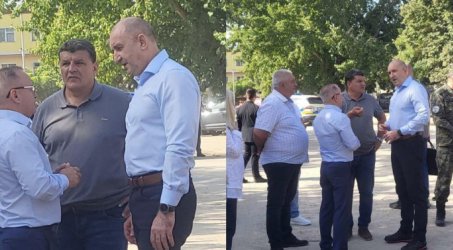 Радев пристигна в Струмяни след водния ад - хората поискаха от него конкретни решения