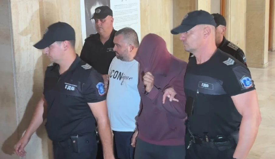 Каналджиите на дрога под вода остават зад решетки