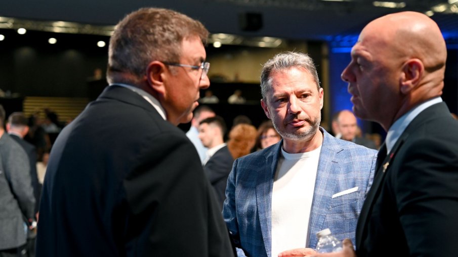 ИЗВЪНРЕДНО В ПИК: ГЕРБ освободи Делян Добрев от Изпълнителната комисия, а той ХВЪРЛИ БОМБА с 3 имена за президент (СНИМКИ)