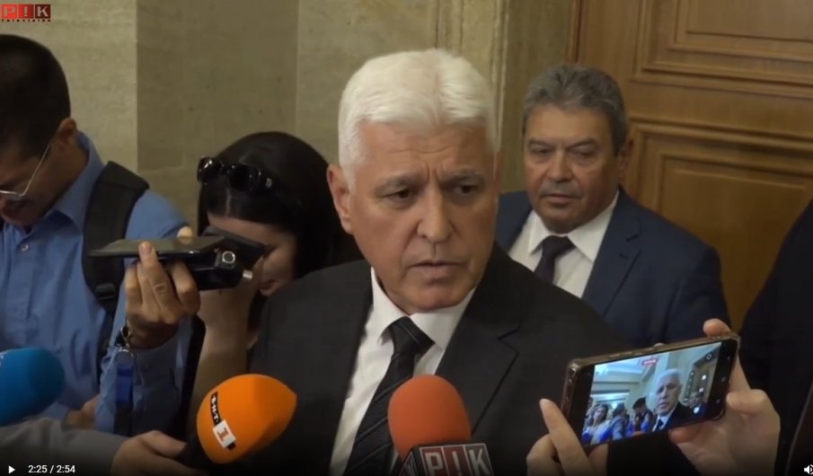 СТРАСТИ В ПАРЛАМЕНТА! Ивайло Мирчев се скри зад журналистите, за да слуша военния министър - ето какво се случи (ВИДЕО)