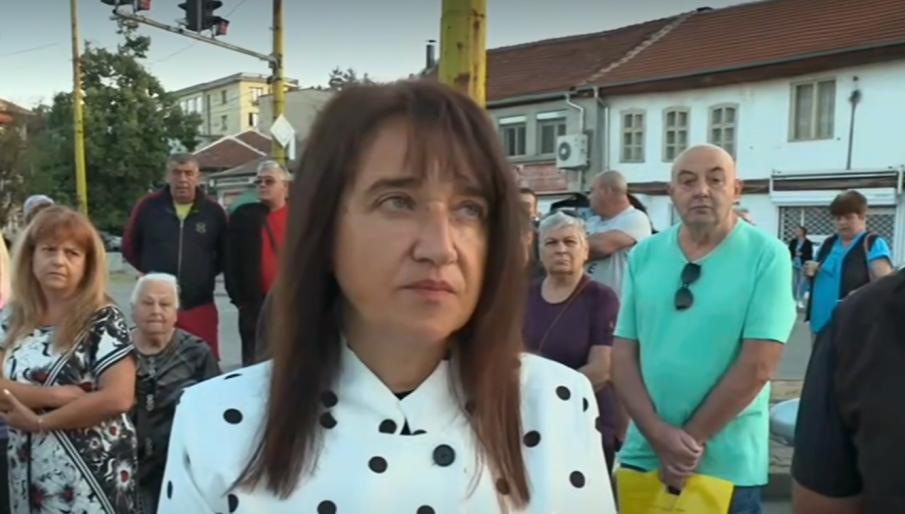 22 цигани се натъпкаха в къща в Габрово - тормозят цял квартал, замерят хората с камъни и трошат колите им