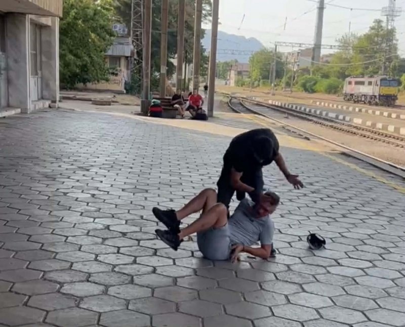 Мъртвопиян преби авер по чашка на жп гарата във Враца