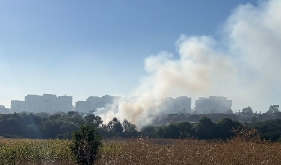 Незаконно сметище пламна във Филиповци“, София потъна в пушек (ВИДЕО)