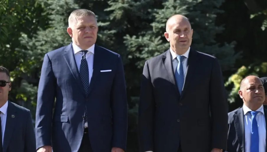ВАЖНА ВИЗИТА! Фицо пристигна у нас, Радев го посрещна с висши държавни почести