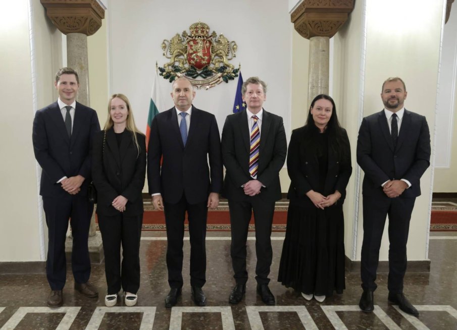 Румен Радев проведе среща за постигнатия от България напредък за излизане от сивия списък за пране на пари