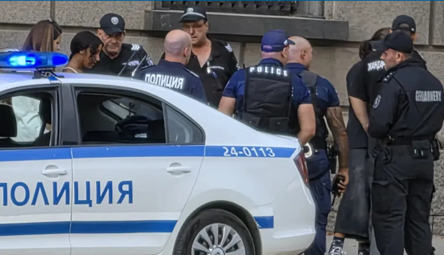 Тийнейджъри се сбиха пред парламента, намеси се полиция (СНИМКИ)