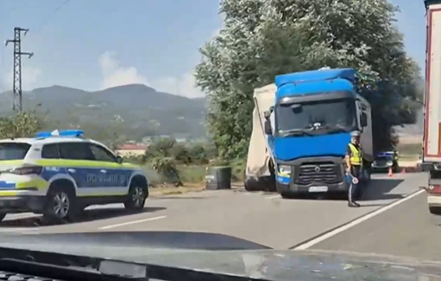Кола и камион се натресоха край Симитли, движението е затруднено