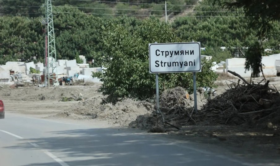 Струмяни се възстановява: Влаковете тръгнаха, разчистването продължава