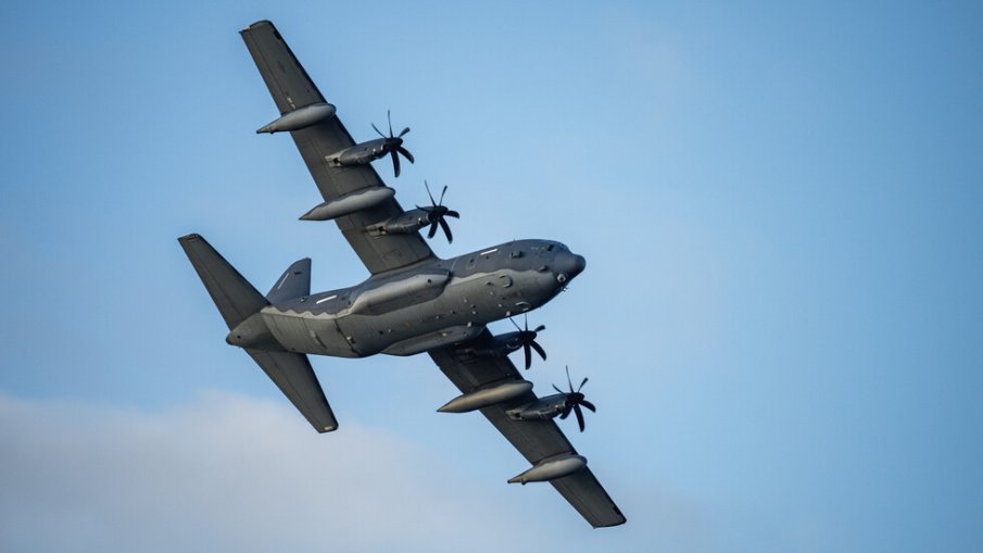 Два големи американски военни самолета са на летище „Васил Левски“, какъв е отговорът на военното министерство