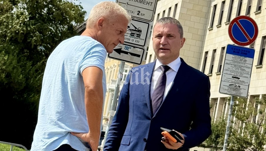 САМО В ПИК! Петър Москов пристигна с ретро звяр за среща с Влади Горанов - ще има ли изненадваща кандидатура за президент? (СНИМКИ)
