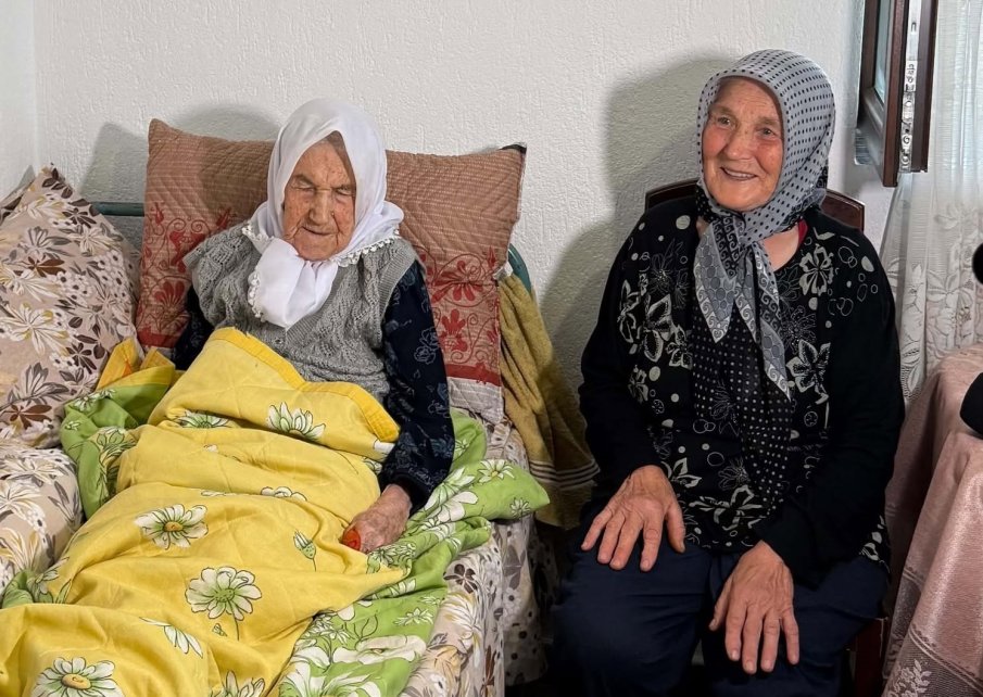 109-годишната баба Есма е най-възрастната жена в България, радва се на 15 внуци и 9 правнуци