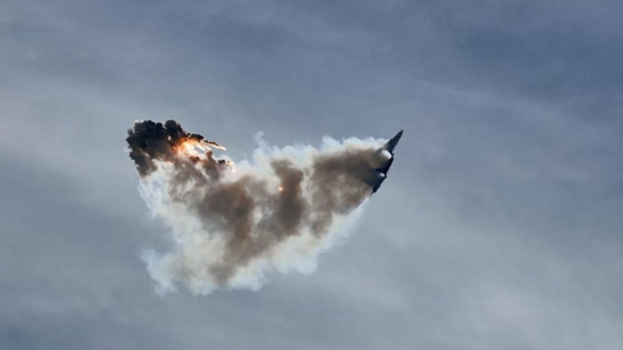 Гръцки изтребител се разби на авиошоу до Атина