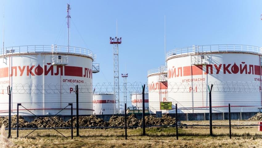 Проверяват Лукойл Нефтохим след 40 сигнала за миризма на нефт и газ в Бургас