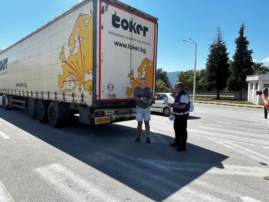 ЗА МЕСЕЦ! НАП провери 9800 превозни средства със стоки с висок фискален риск, закопча ферари (СНИМКИ)
