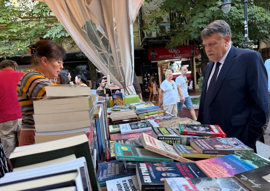 Министър Георги Вълчев откри Алеята на книгата в София