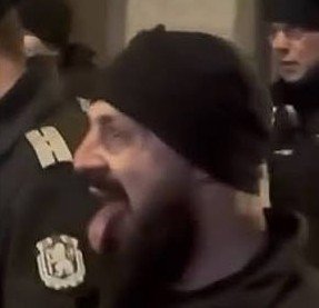 Изплезеният полицай с брадата от протестите в края на миналата година се самоуби в дома си в София