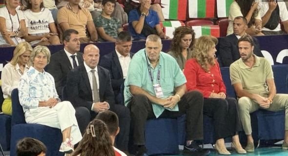 Президентът на България Илияна Йотова присъства на откриващия двубой на ЕвроВолей