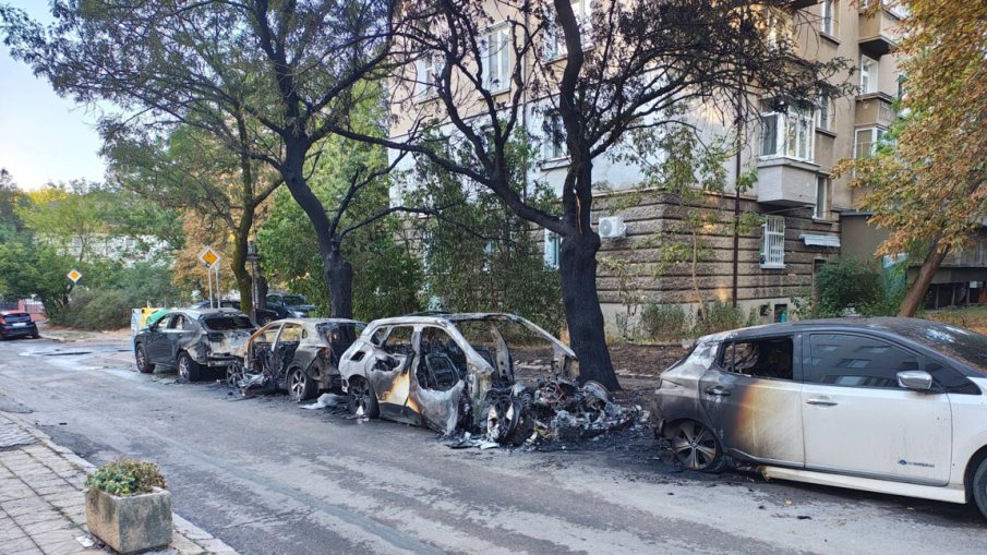 ОГНЕНА НОЩ! 11 автомобила изгоряха в софийските квартали Лагера и Хиподрума