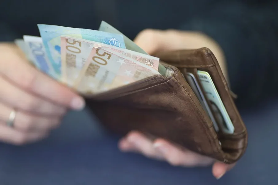 Белгийски полицай открадна 25 000 евро при обиск, задържаха го