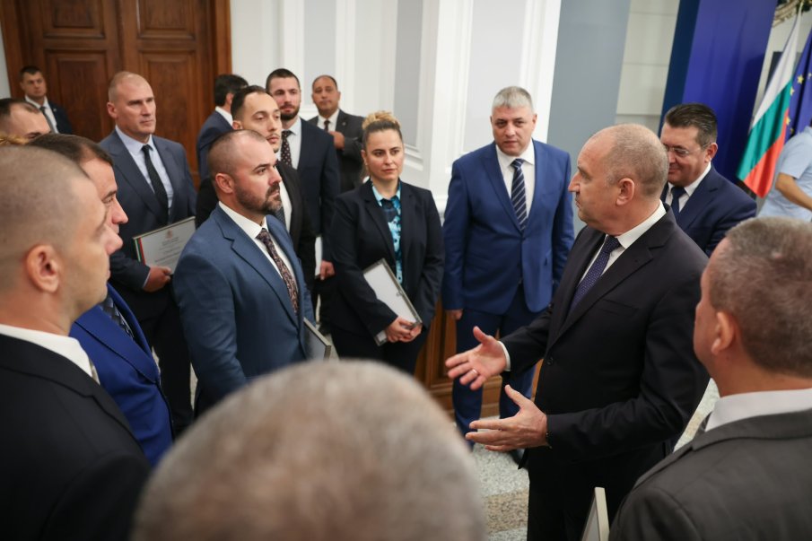 Румен Радев награди служители на МВР за техните заслуги в разкриването на престъпления с висок обществен риск
