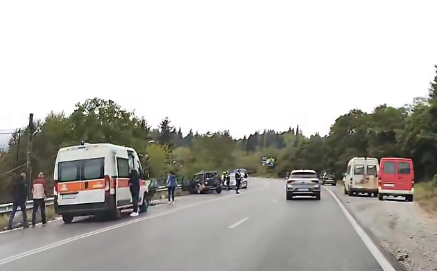 ПАК КАТАСТРОФА НА ВЛАДАЯ: Удариха се кемпер и коли, има пострадали (ВИДЕО)