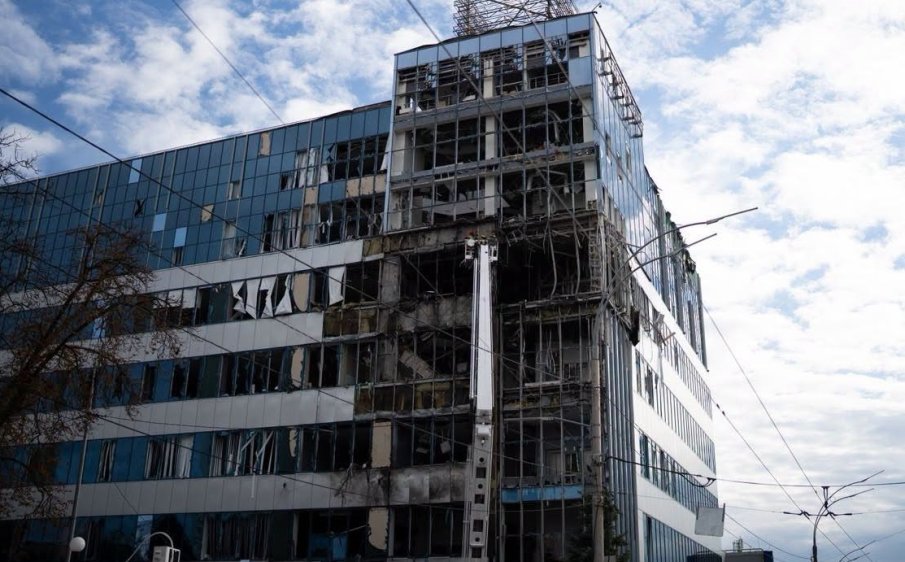 Седем жертви при руската атака с дронове по офис сграда в Киев