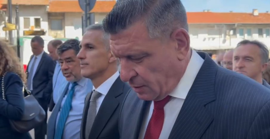 ПОЗОРНО! Активисти на Гюров и Кандев блъскат репортер наръх Независимостта на България - бившият главсек гузно си гледа телефона на въпрос за Юлиян Картофа (ВИДЕО)